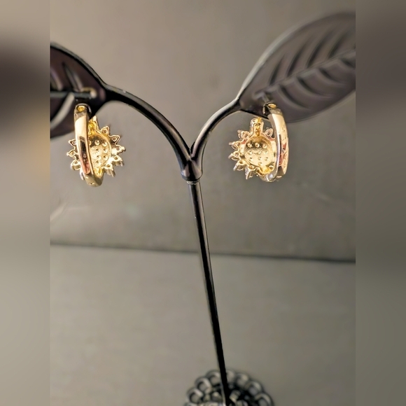 💥 18K Gold Plated Virgin Mary Earrings with Crystal CZ – Elegant & Timeles… - Picture 6 of 10